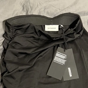 Lång kjol  - Slutsåld kjol från weekday med slits. Helt oanvänd med lappen kvar. Köpte för 300 säljer för 129kr. 