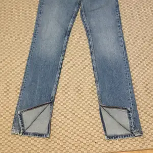  blåa jeans med slits Slutet av jeansen storlek 32 är för små för mig helt nya kunde ej lämna tillbaka köpte för 500 kr säljes för 325 kr och  är mellan Längda,  mellan midjade om de har några frågor eller vill ha bilder bara kontakta mig😊