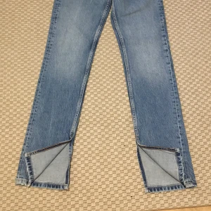 Oregon all tall suit jeans  -  blåa jeans med slits Slutet av jeansen storlek 32 är för små för mig helt nya kunde ej lämna tillbaka köpte för 500 kr säljes för 325 kr och  är mellan Längda,  mellan midjade om de har några frågor eller vill ha bilder bara kontakta mig😊