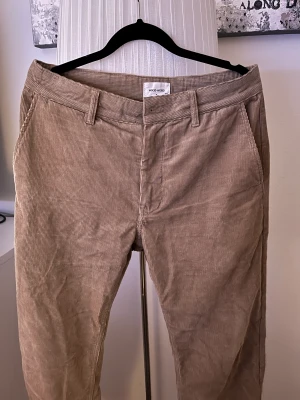 Manchesterbyxor  - jätte snygga manchesterbyxor från Wood Wood i storlek 48. Byxorna saknar en knapp, men kan åtgärdas av mig innan leverans!  Nypris: 1000kr+