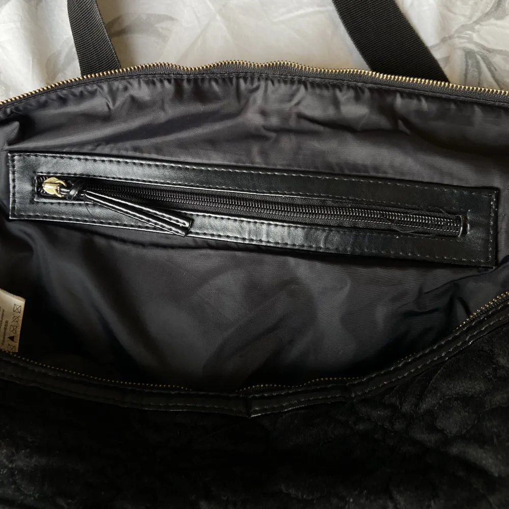 Säljer min DAY ET-väska. Mycket gott skick. Stor storlek, rymlig. Den är matt svart och har ett innerfack. . Väskor.