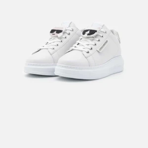 Karl Lagerfeld skor - Säljer nu mina Karl Lagerfeld skor som ja köpte förra våren, säljer pga att dom inte kommer till användning. Nypris ca 1900. Kom privat för egna bilder. Pris kan diskuteras 🤍