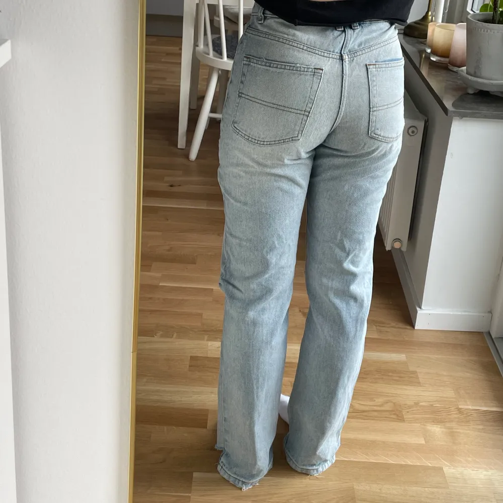 Ljusa jeans från COLLUSION på Asos. Är i en 90’s straight leg modell med lite slitningar. Lite avklippta där fram så dem går över skorna på mig som är 160 cm. W 26. Passar Xs-S. Jeans & Byxor.