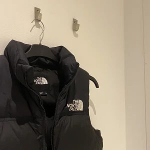 North face väst. - Cond: 9/10. Passar s/xs. 