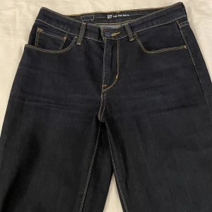 Levi’s jeans - Superfina high rise skinny jenas från Levi’s, använda fåtal gånger☺️ är storlek 27 och det motsvarar 38 men skulle säga att det är en 36/S💕