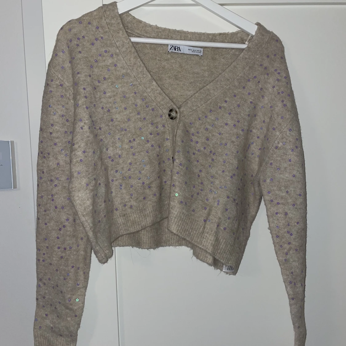 Beige cropped cardigan med paljetter