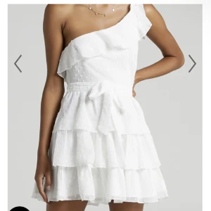 Student klänning - Stolek 40 men sitter mer som M 💕 alla lappar kvar endast provat💕