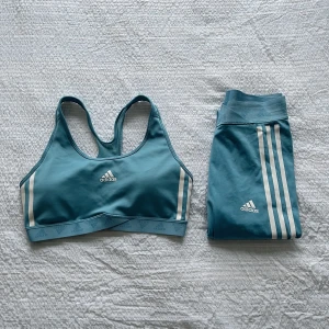 Adidas träningskläder  - Så snyggt set från Adidas som inte säljs längre. Används tyvärr inte så mycket som det förtjänar. Bra skick med undantag från en söm som lossnat lite lätt (se bild 3) 💙 Styckpris: Tights (storlek S): 120kr Sport-bh (storlek M): 100kr  Frakt tillkommer! 