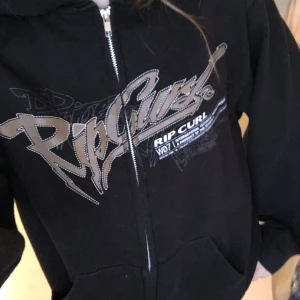 Zip hoodie med tryck  - Säljer denna coola hoodie med tryck på på framsidan och på bakre delen av axeln, skulle säga att den är i storlek M då den sitter snyggt och ganska oversized, säljer för 300kr + frakt (66kr)💓