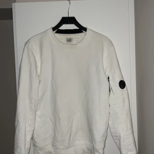 C.P.Company tröja - C.P.Company tröja i fint skick, strl.L Något kort i storleken