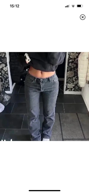 Zara mid rise straigt - Säljer dessa superfina jeans från zara i modellen mid rise straight då de inte kommer till användning 💞 Jag är ca 165