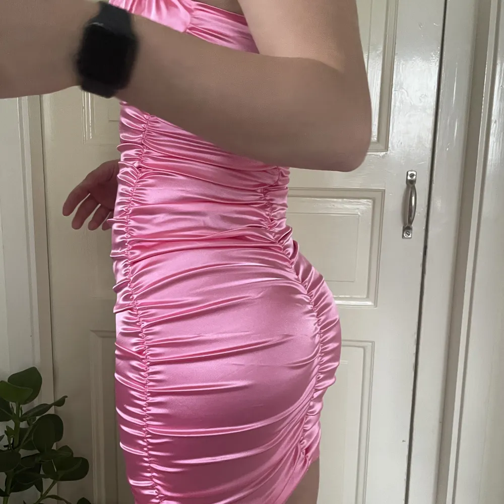 Säljer nu denna supersnygga rosa klänningen från boohoo. Som tyvär aldrig kommit till använding för min del🥰. Klänningar.