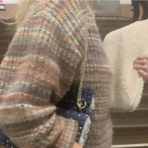 Fin tröja  - Säljer dennna fina tröja som passar till alla årstider. Köpte den av en annan tjej på Plick (hennes bild) men tyvärr var den lite stor för mig så nu säljer jag den vidare💓