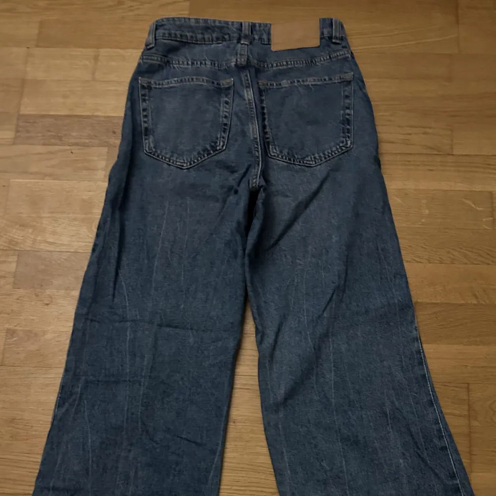 Jeansen är straight fitted och ganska långa. Super bekväma jeans. Finns inte i butik längre. Skriv om de är något:). Jeans & Byxor.