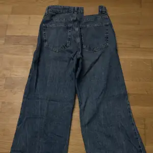 Jeansen är straight fitted och ganska långa. Super bekväma jeans. Finns inte i butik längre. Skriv om de är något:)