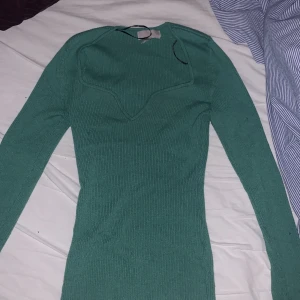 Fin tjocktröja  - Säljer denna fina tjocktröja som är perfekt till våren eller hösten:) den är i storlek xs och är köpt från hm 