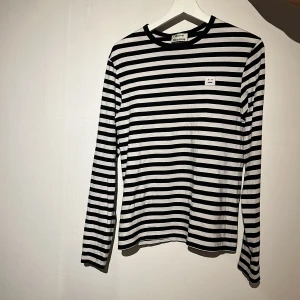 Acne Studio  - Långärmad t-shirt i nytt sick 