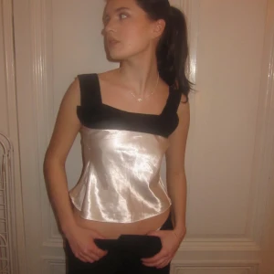 Silkes topp - Världens sötaste topp i silke! Egen sydd av aviv uf! Håll utkik på våran instagram @aviv.uf för info om hemsida och köp av plagg! 