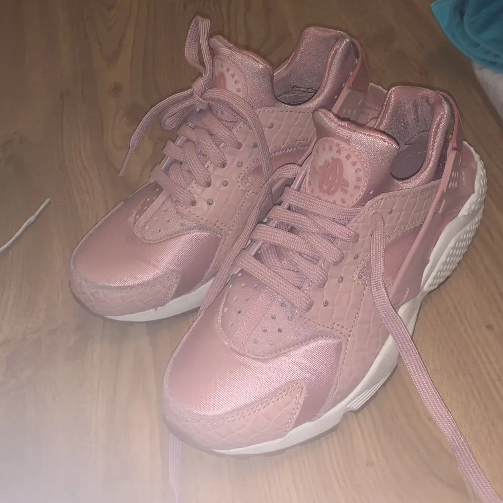 Nike – Air Huarache Run Premium skor som aldrig är andvända, de är helt nya bara testade. De är köpta för ca 1500kr från ASOS. Säljer för de är för stora. Skor.