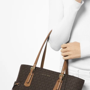 Väska Michael Kors  - Superfin väska  Michael Kors. Nypris 2995kr Säljes för 1.500kr