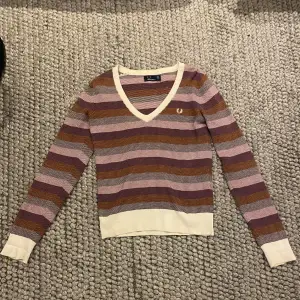 Säljer denna tröjan i märket Fred Perry köpt av min mamma för några år sedan, använd ett fåtal gånger💗Storleken är 38 men är väldigt liten i passformen så passar en med 36 eller möjligtvis mindre☺️ 