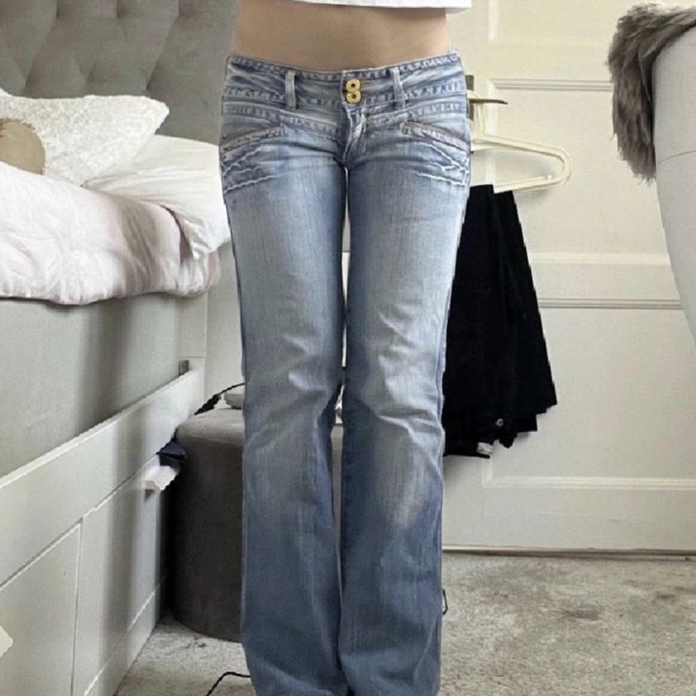 Blå låg midjade jeans - | Plick Second Hand