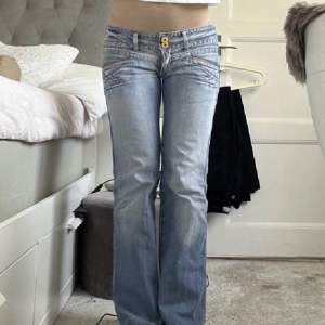 Jätte fina låg midjade jeans som aldrig är använda!! Bilderna är lånade 🥰 (Innebenslängd: 80cm Midjemått: 42)