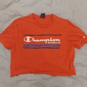 Crop top - champion  - Crop top från champion,  Fin röd färg. 