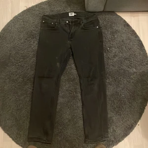Jeans  - Relativt oanvända jeans säljer pga att dem va för små har en liten fläck som går bort utöver detta så är dem väldigt bra 