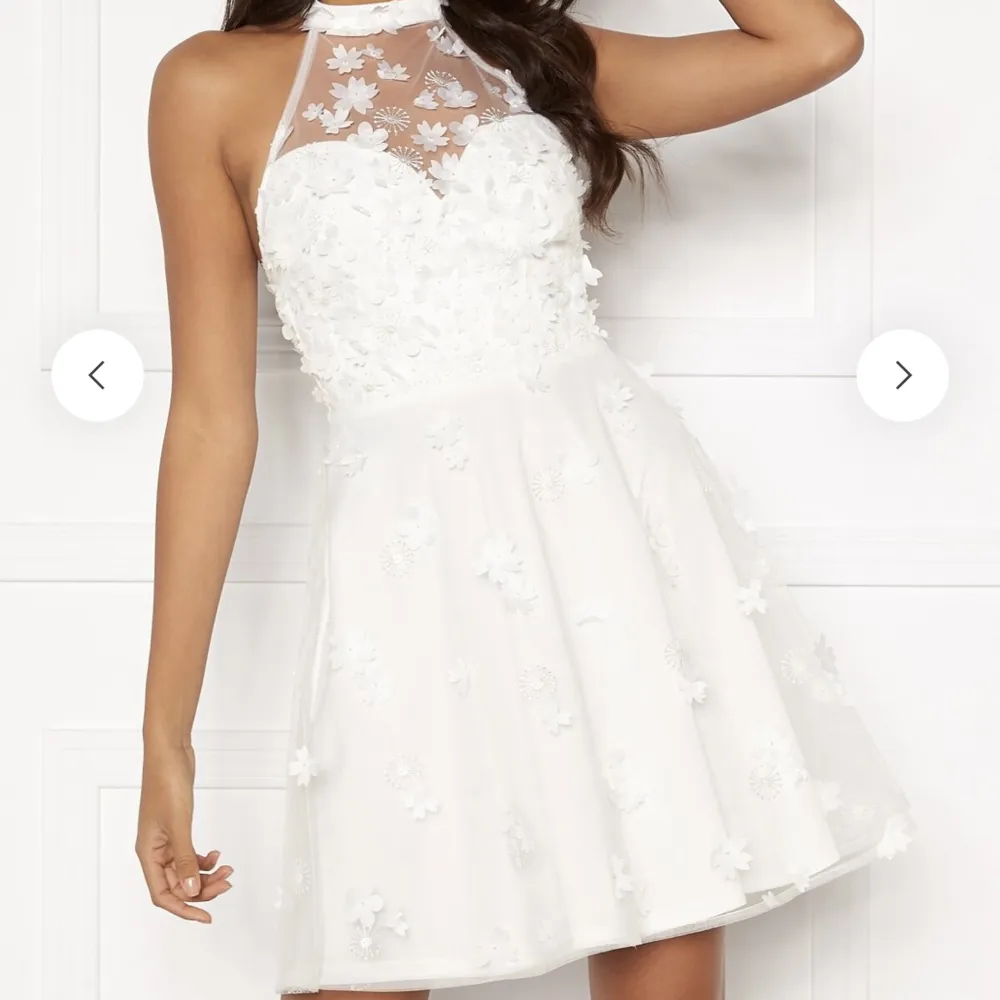 Säljer min fina vita klänning som passar perfekt till studenten!!! Använd 1 gång, inga fläckar eller skador! Som ny  Storlek 34 Köpt för 1099kr 🩷. Klänningar.