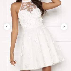 Säljer min fina vita klänning som passar perfekt till studenten!!! Använd 1 gång, inga fläckar eller skador! Som ny  Storlek 34 Köpt för 1099kr 🩷