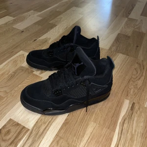 Jordan 4 Black Cat - Storlek 43 Svarta  Äkta Inga fel/ problem  Laced Har använts 3 gånger Säljer för att jag har bytt stil😭