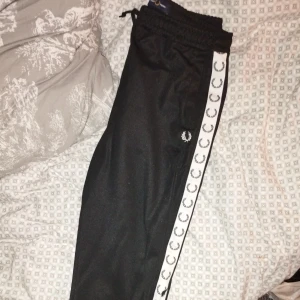 Fred Perry  - Byxor i nyskick, endast testade i princip. Nypriset var på runt en tusing.   Är eventuellt öppen för byte av något slag.