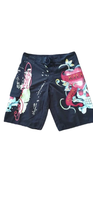 ed hardy shorts  - använde fåtal gånger ! ny skick kan jag säga. passa perfekt till sommar!! olalala 