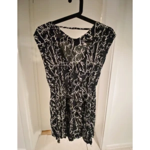 Klänning, mönstrad - Sommarklänning i storlek 34. Mörkblå/svart. Djup rygg. Använd men i fint skick!