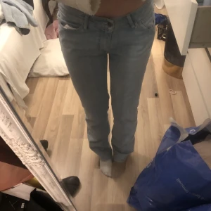 Lågmidjade jeans - Lågmidjade jeans från boomerang i modellen Ebba! Jeansen är i storlek W 31 L32 men har satt på en extra knapp så att midjan blir mindre (kolla bild två)! Jag brukar ha 27/28 W!