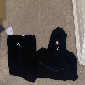 Nike tech  - Helt ny Nike tech köptes för cirka 1 månad sedan säljer lite billigare 