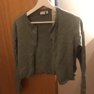 Kofta - supergullig grön kofta! Syns ej att den är använd, så i bra skick!  Säljer då den är för liten, den är som xxs/xs❤️ 