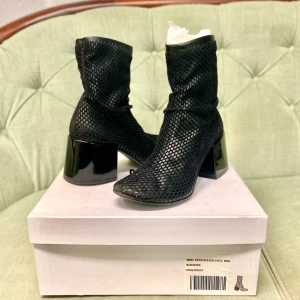 MM6 MAISON MARGELA leather fishnet ankel boot - Klackarskor i äkta skin från Maison Margela.  Inköpt ca 2017 på Urban Outfitters. Sparsamt använt ca 4gånger.  Lite skada på första bild på den första skon men förövrigt mycket fint skick! Original skokartong ingår! 
