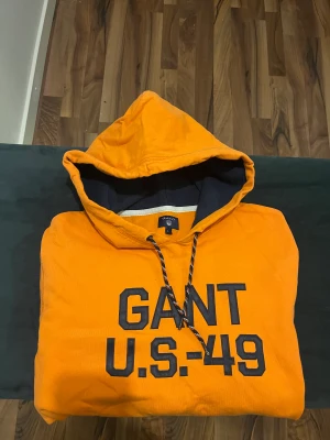 Luvtröja - Gant hoodie - Säljer min Gant tröja som jag ej har användning till längre. Den är i fint skick och knappt använd. En autentisk Gant - hoodie säljs för endast 349kr! köpt för 700kr. Luvtröjan passar dig som bär storlek L men även M.