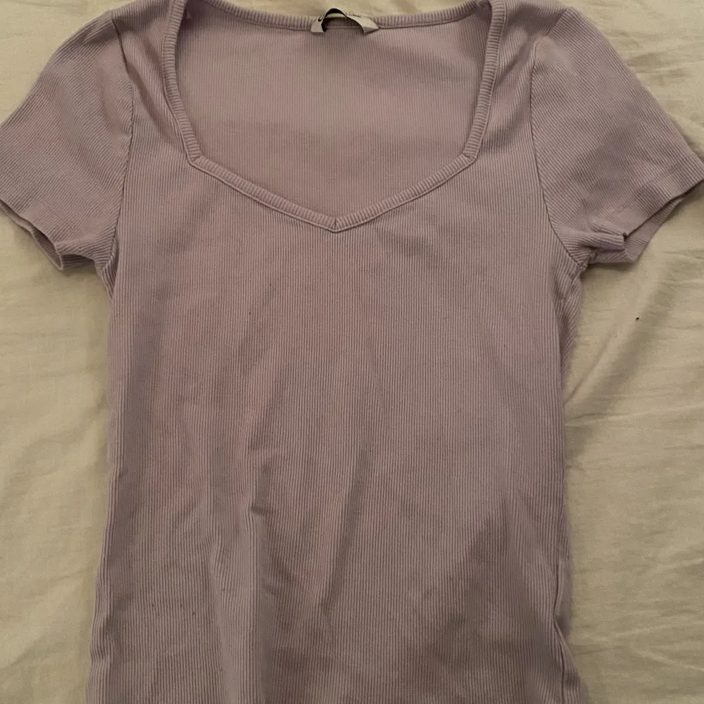 En lila söt tröja i storlek S, andvänd fåtal gånger. . T-shirts.