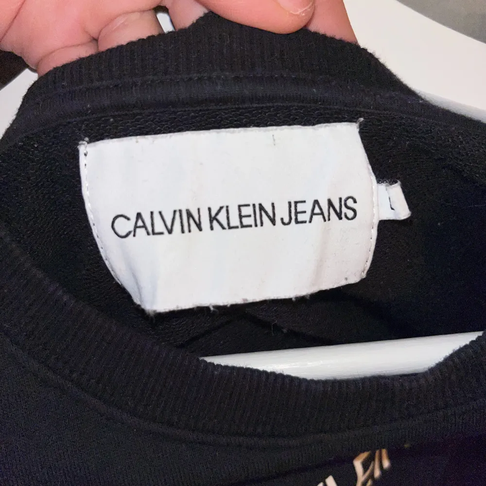 Sweatshirt från calvin Klein i storlek L men den är ganska liten i storleken så skulle säga att den är mer som en M.. Hoodies.