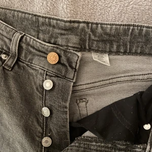Mom jeans - hm  - Högmidjade mom jeans från h&m i storlek 34. I nyskick ! 