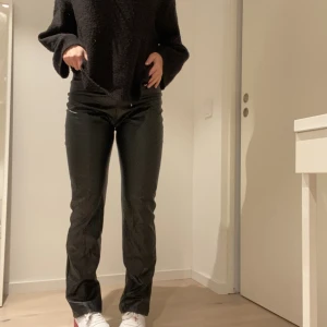 Byxor i skinimation  - Jag säljer dessa helt oanvända byxor i skinimitation!   Slits bak och stängs med dragkedja där fram.   Är 167 cm lång och har storlek S