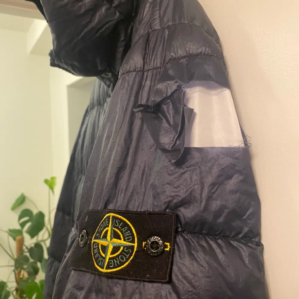 Stone Island dunjacka med ett tråkigt hål i, säljes till den som orkar fixa Stolek XL . Jackor.