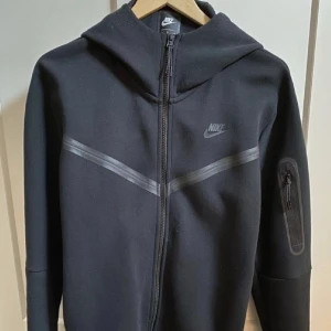 Nike Tech Fleece - Säljer denna nya Nike Tech som jag fick hem i fel storlek. Tröjan är i XL barnmodell, motsvarar iprincip S. Tröjan är endast använd fåtal gånger så den är så gott som ny. Skickar gärna fler bilder!