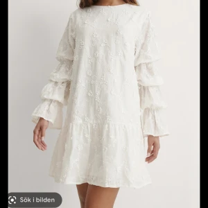 Slutsåld klänning - Säljer nu min fina studentklänning som är helt slutsåld på hemsidan! Klänningen är storlek 40 men är ganska liten🥰 skickar mot frakt!