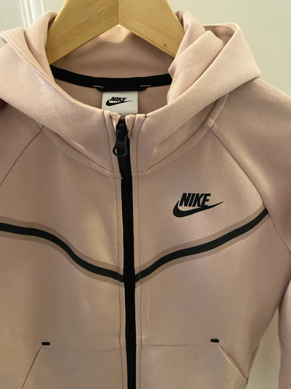 Nike hoodie stl M, men liten i stl så mer som en small. Använd 1 gång så nyskick!. Hoodies.