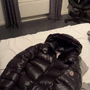 Moncler maya strlk S skick 8/10 Tar emot byten inom Östergötland ,,,,priset diskuteras 