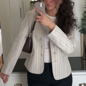Vintage kavaj  - Säljer denna stilrena vintage kavajen från märket Mexx. Stlk 42, men jag som är en 38 i överdelar använde den och den satt superfint. Varsamt använd. 